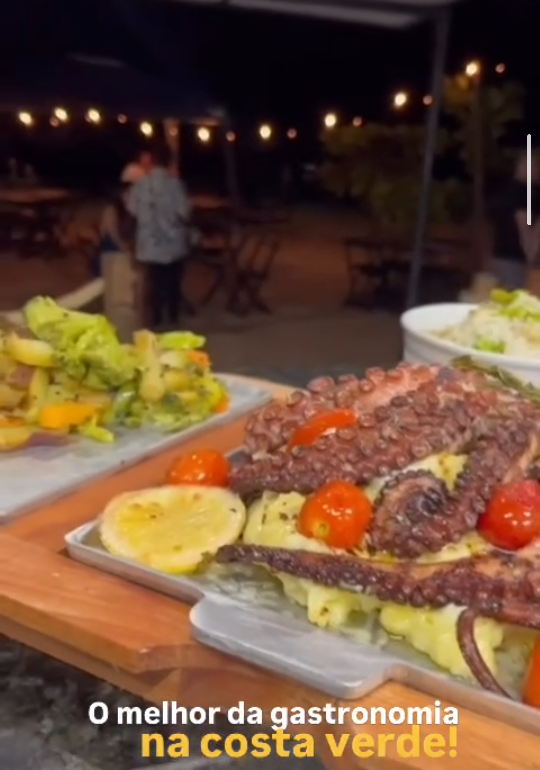 Mesa pé na areia ao pôr do sol